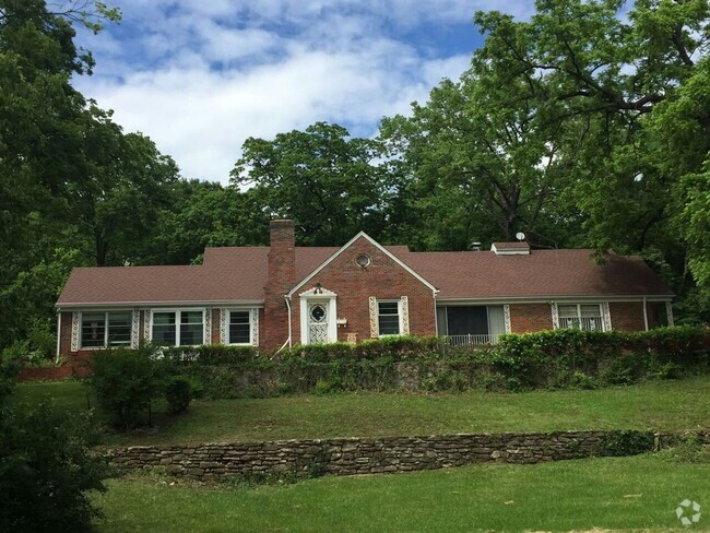 Building Photo - Large brick home, 3 fireplaces, Raytown sc...