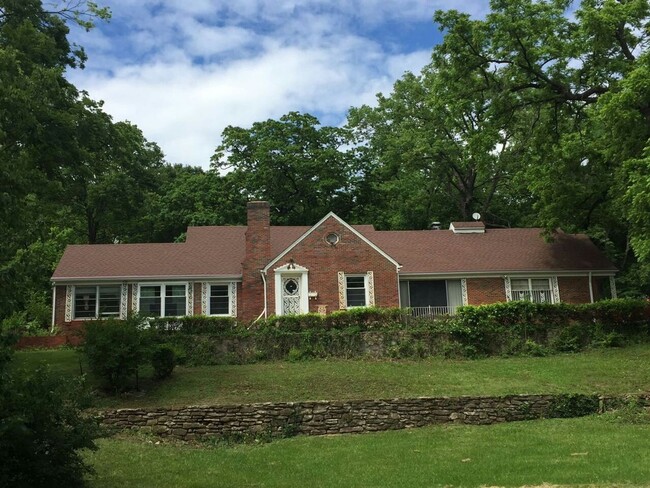 Large brick home, 3 fireplaces, Raytown sc... - Large brick home, 3 fireplaces, Raytown sc...