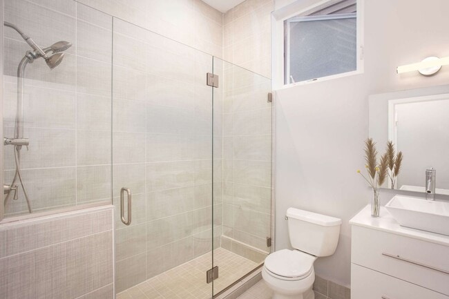 Photo - 3246 Lorain Ave Unidad 101