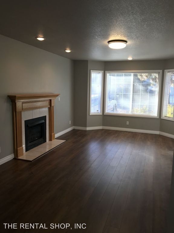 Photo - SE Bend 3 Bedroom, 2.5 Bath House, A/C, Gas Heat & Fireplace, Dbl Garage, Fenced Yard