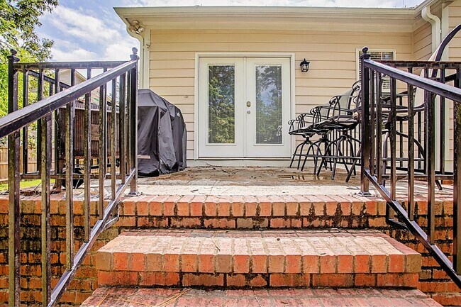 Photo - 331 Ridgeway Ct