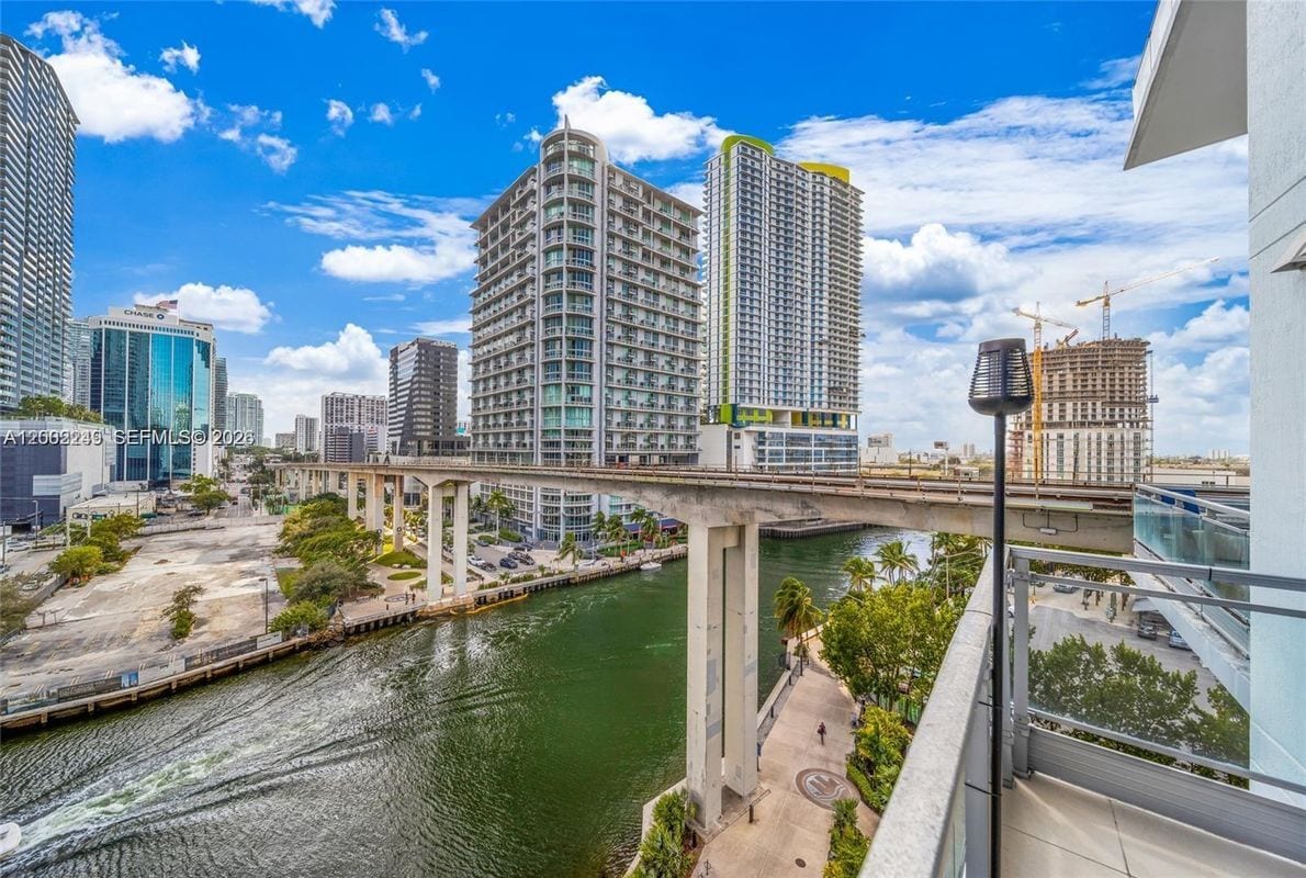 Photo - 92 SW 3rd St Unidad 902