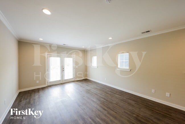 Photo - 211 Creek Run Way