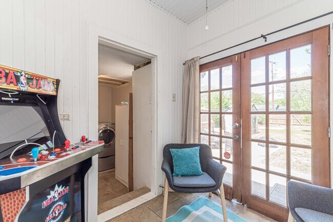 Photo - 409 Aero Ave