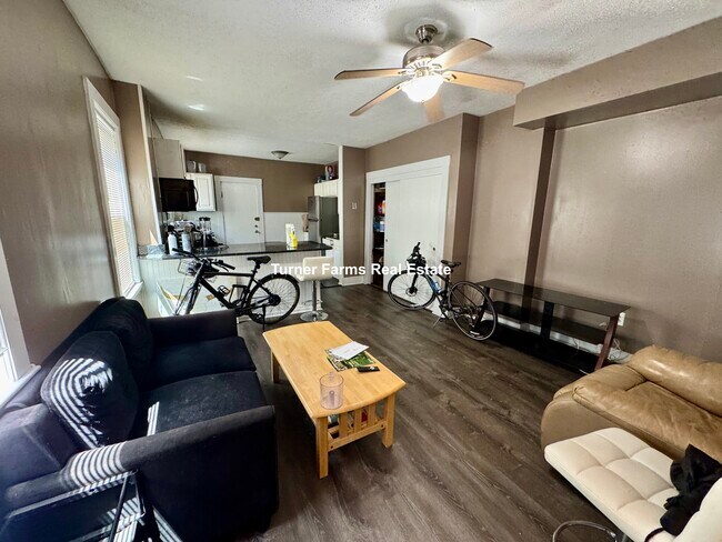 Building Photo - 13 Andrew St Unit 1 Rental