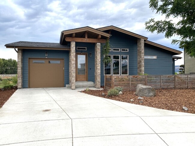 Building Photo - Custom Delight Near Water's Edge
