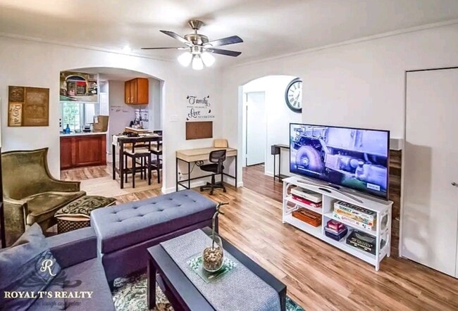 Photo - 707 Sprucewood Ln