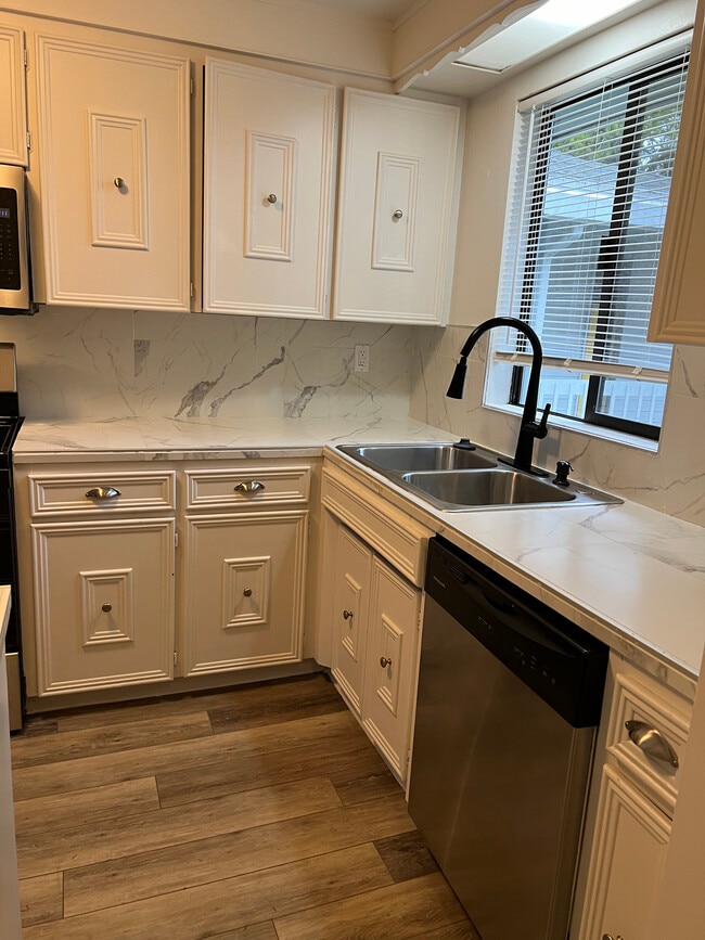 Building Photo - 1471 Rainier Court Unit 3