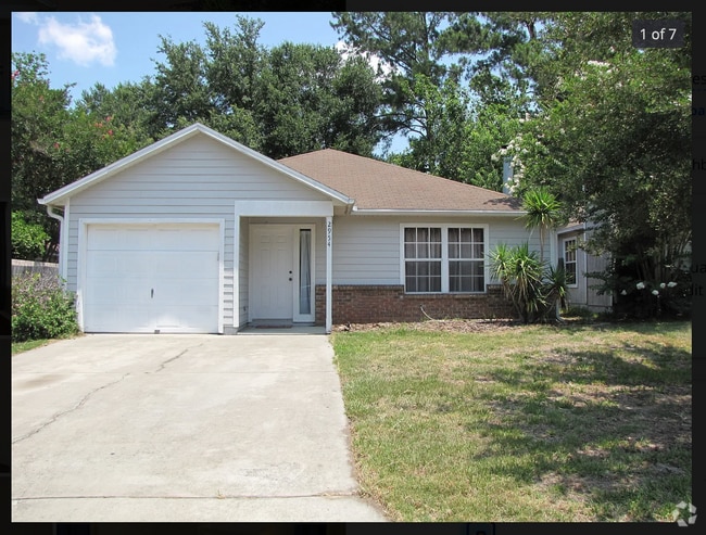 Building Photo - 3 Bed/ 2 Bath Home in Serenola Manor