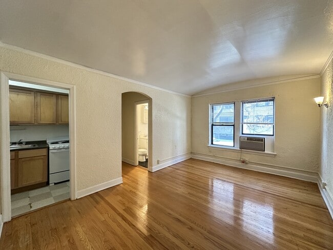 Building Photo - 566 W Arlington Pl Unit A04W