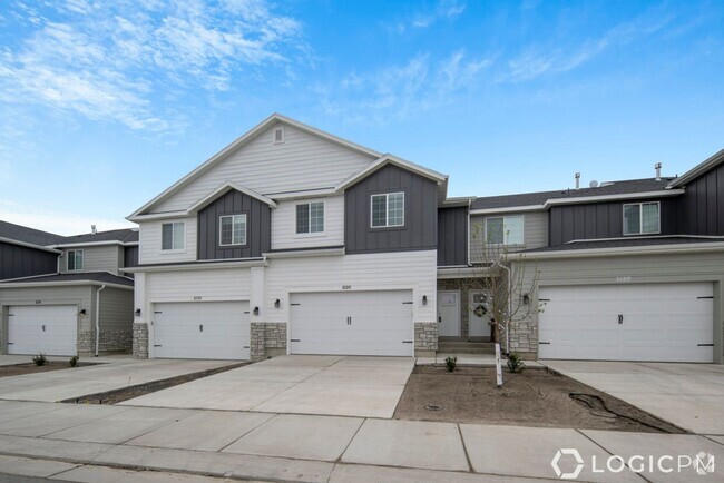 Building Photo - Gorgeous Townhome in Great Location!