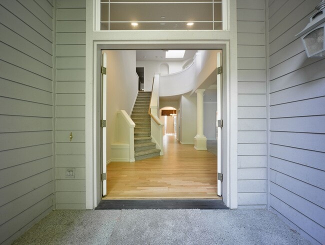 Photo - Nice 5 Bed / 2.5 bath house for rent in Kenmore.