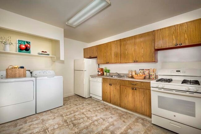 Washer & dryer available in townhomes at Deerfield Run & Village Square North Apartments
