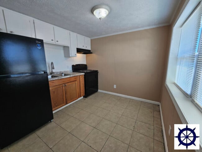 Photo - 715 E 13th St