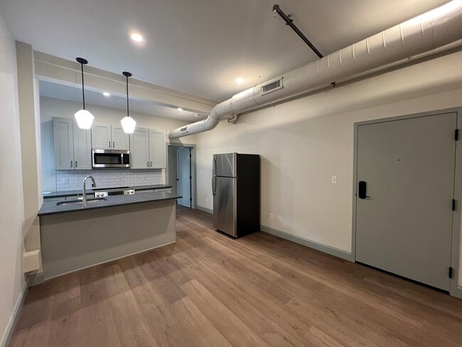 Building Photo - 160 Seabury St Unit 7