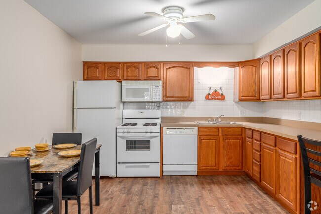 2BR, 1BA - 770SF - Kitchen