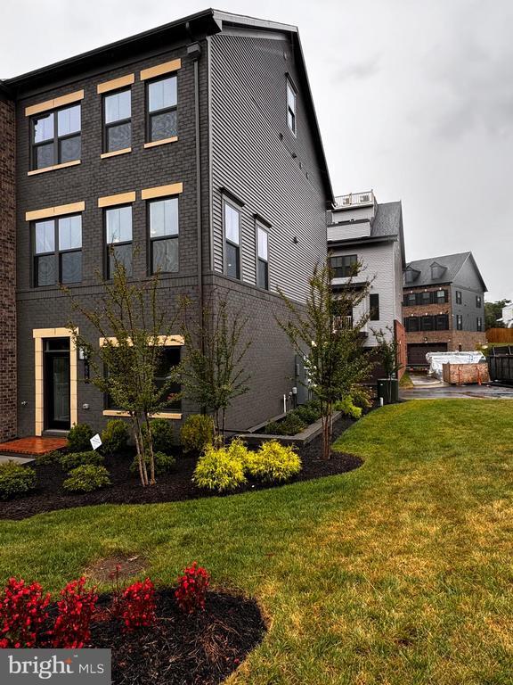 Photo - 806 S Greenbrier St Townhome