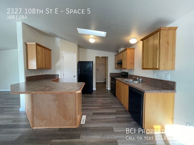 Photo - 2327 108th St E Unidad Space 5