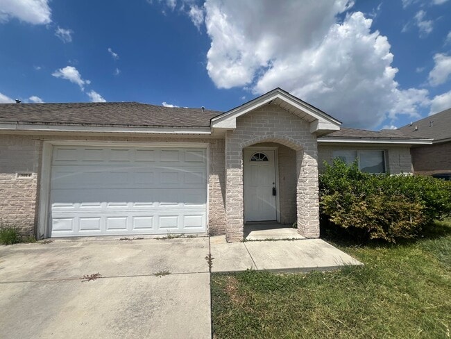 Building Photo - Large 3/2/2 Duplex with Easy Access to IH ... Rental