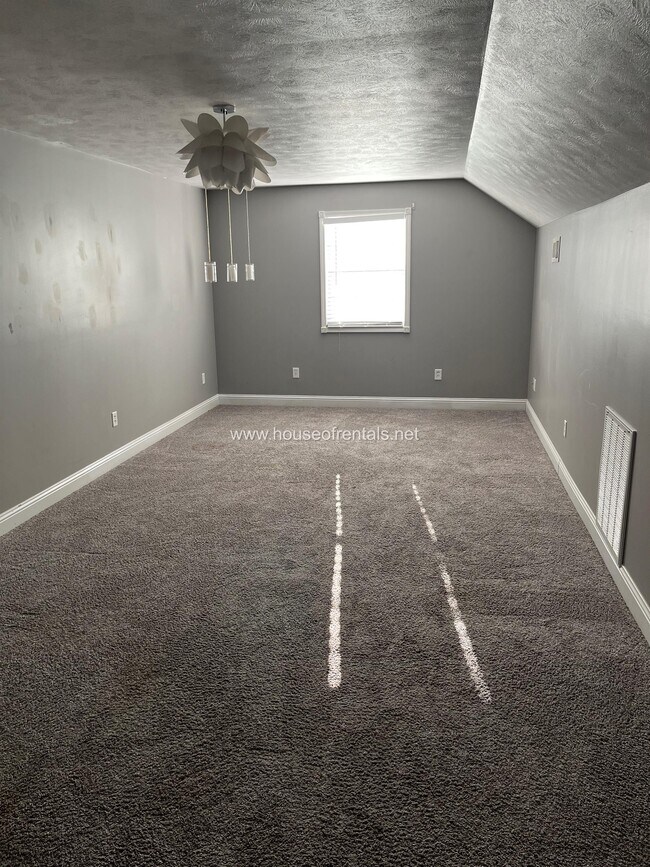 Photo - 305 S McVicker Dr