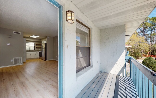 Photo - Updated 2 Bedroom / 1 Bathroom Apartment