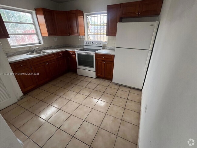 Building Photo - 1770 SW 6th St Unit 1 Rental