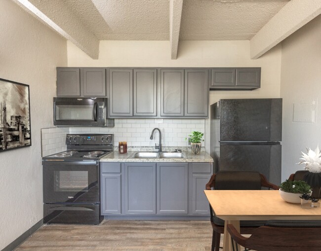 1/1 cocina | remodelados - Raider Lofts- Now Accepting Students!