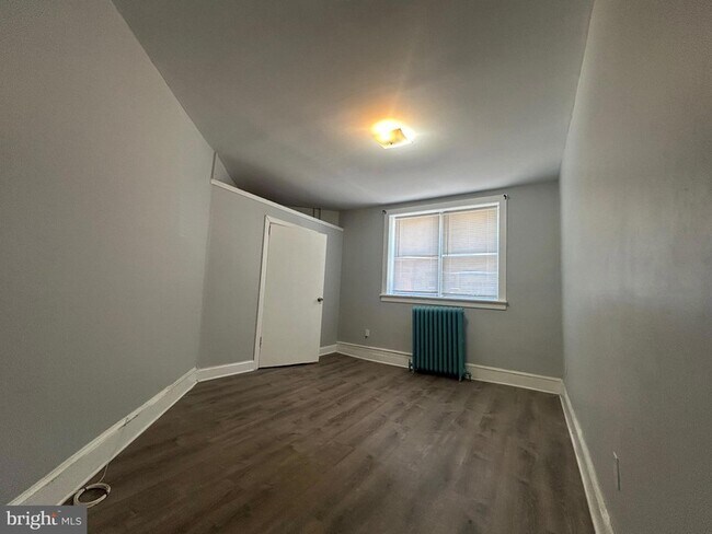 Photo - 1860 Wakeling St