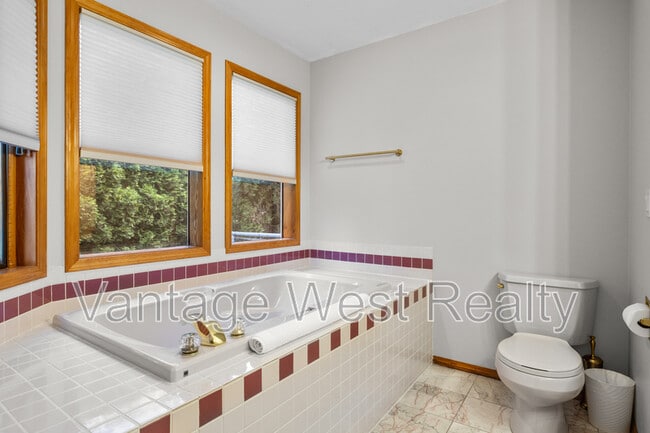 1935 Abel St