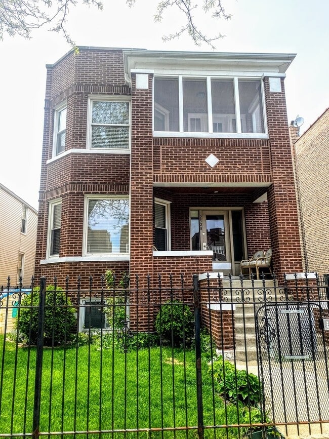Building Photo - 2328 N Kostner Ave Unit 2