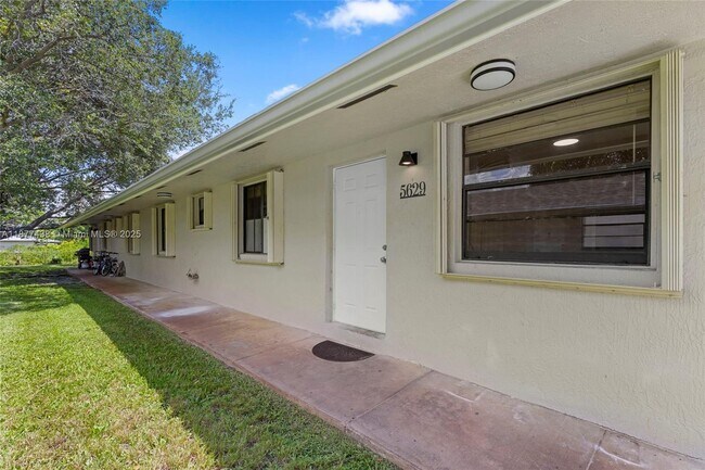 Photo - 5629 Taft St Unidad 5629