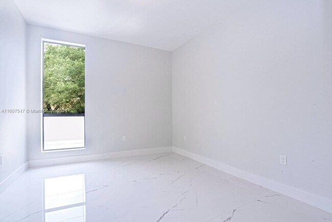 718 Valencia Ave Unit 202