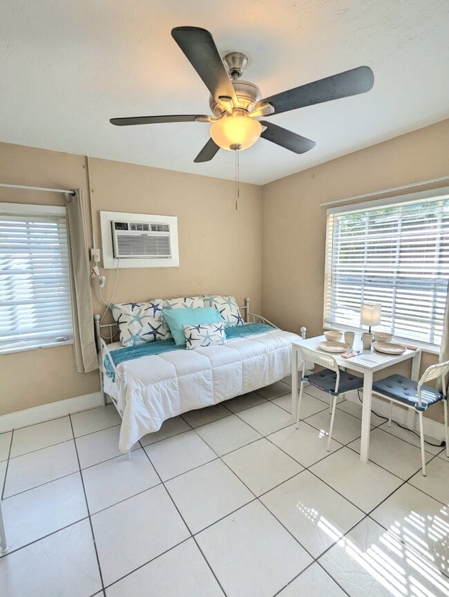 Building Photo - 1736 Dewey St Unit D