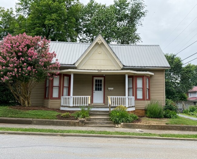 Building Photo - 904 Earnest St
