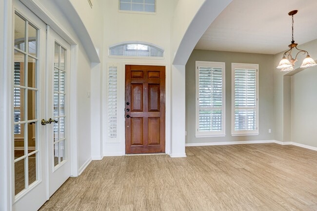 Building Photo - 10410 Five Oaks Ct