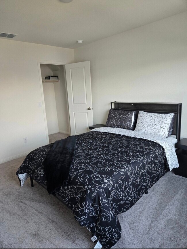 Photo - 998 Delta Cres