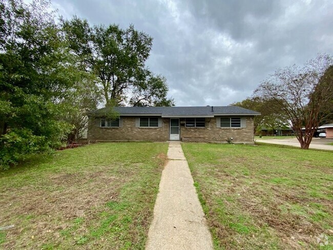 Building Photo - Newly Renovated 3 Bedroom 1.5 Bath Home in...