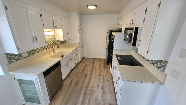 Building Photo - 2130 Beachwood Dr Rental