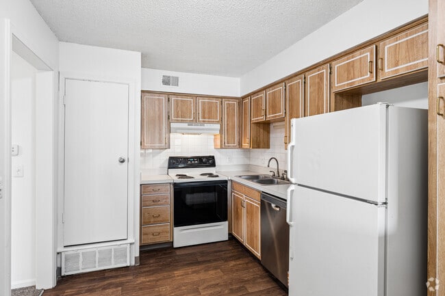1BR, 1BA - 870SF - Kitchen