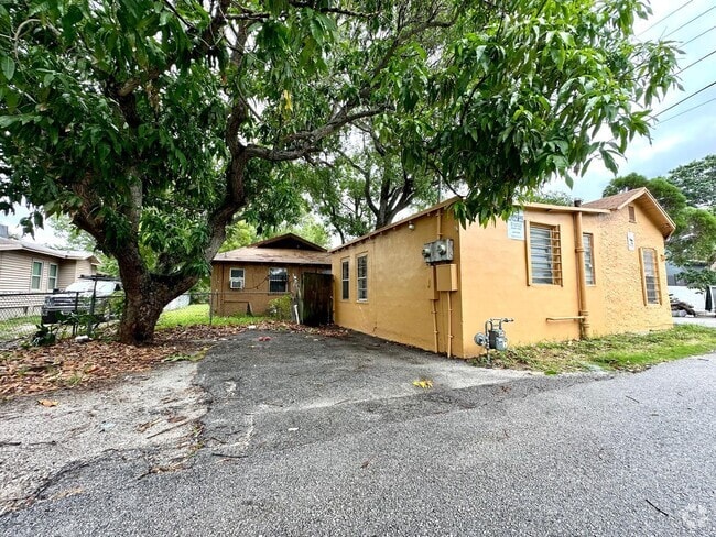 Building Photo - 610 33rd St Unit 1/2 Rental