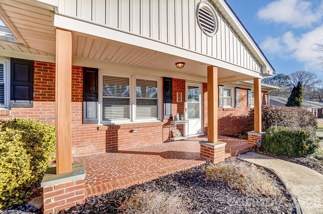 Photo - 10 Spruce Pine Dr