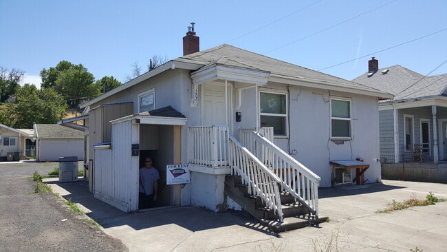 Building Photo - Centrally located Rental