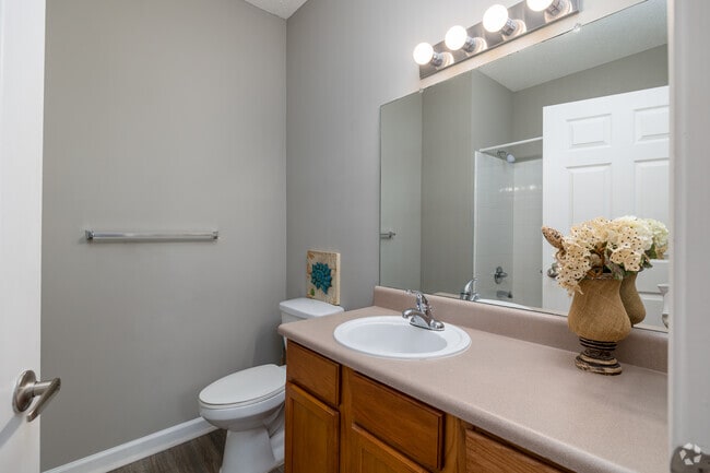 2BR, 2BA - 1,173SF - Master Bathroom