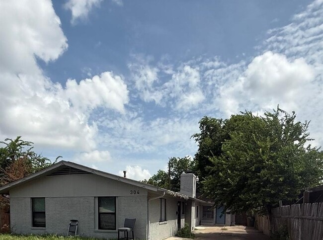 Photo - 304 John N Garner Cir