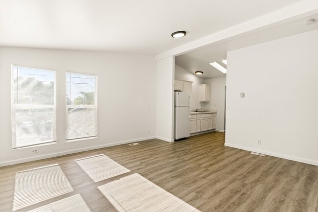 Building Photo - Utilities Paid: 3 Bed Laurel District Apar... Unit 2239