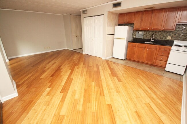 Photo - QUEENSBURY APARTMENTS -- 062