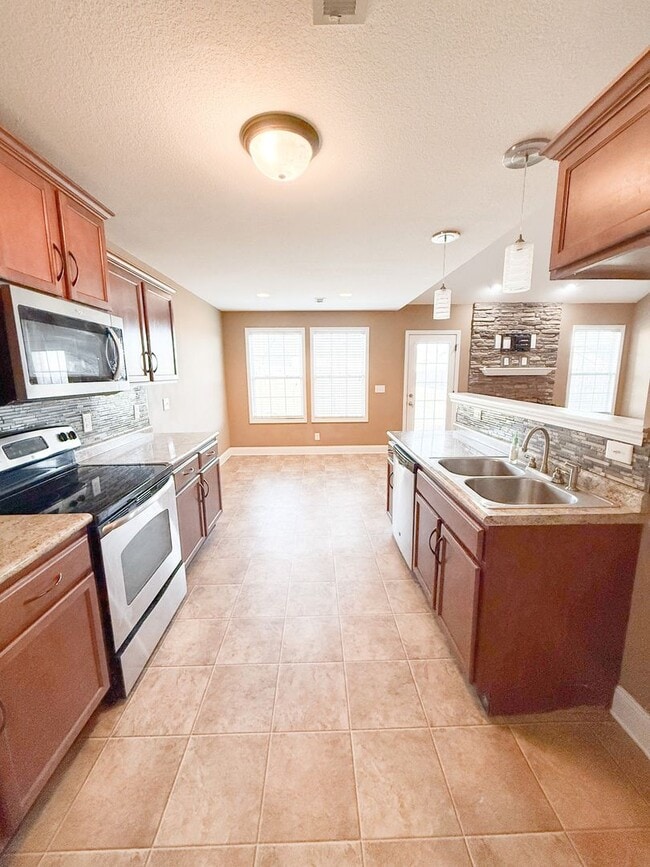 Photo - 3 Bedroom 2 Bathroom home! Large Fenced in Backyard!