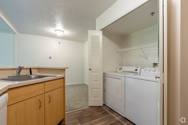 1BD, 1BA - 732SF - Traditional - Laundry