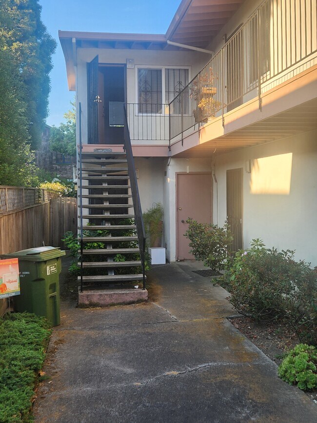 Entry - 1936 Stuart St Unit #6