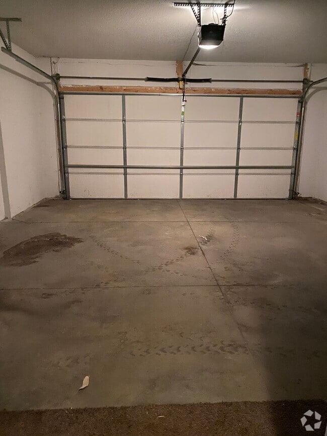Building Photo - Beautiful, 3 bedroom Townhouse